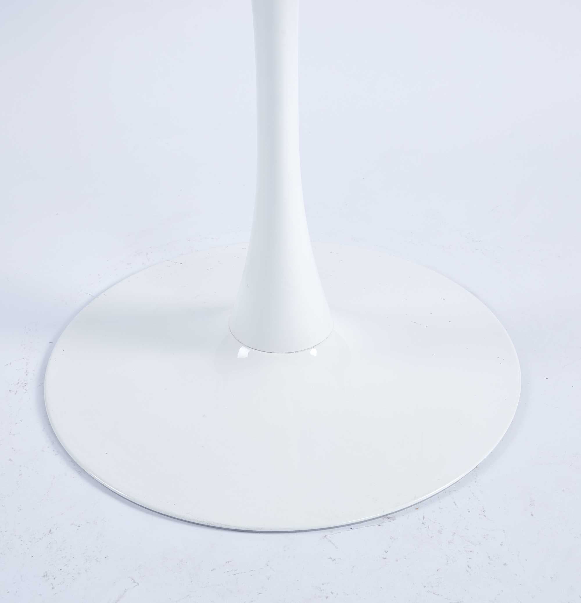42.1" Dining Table, Simple And Elegant in Classic Medieval Style, Suitable for 4-6 People