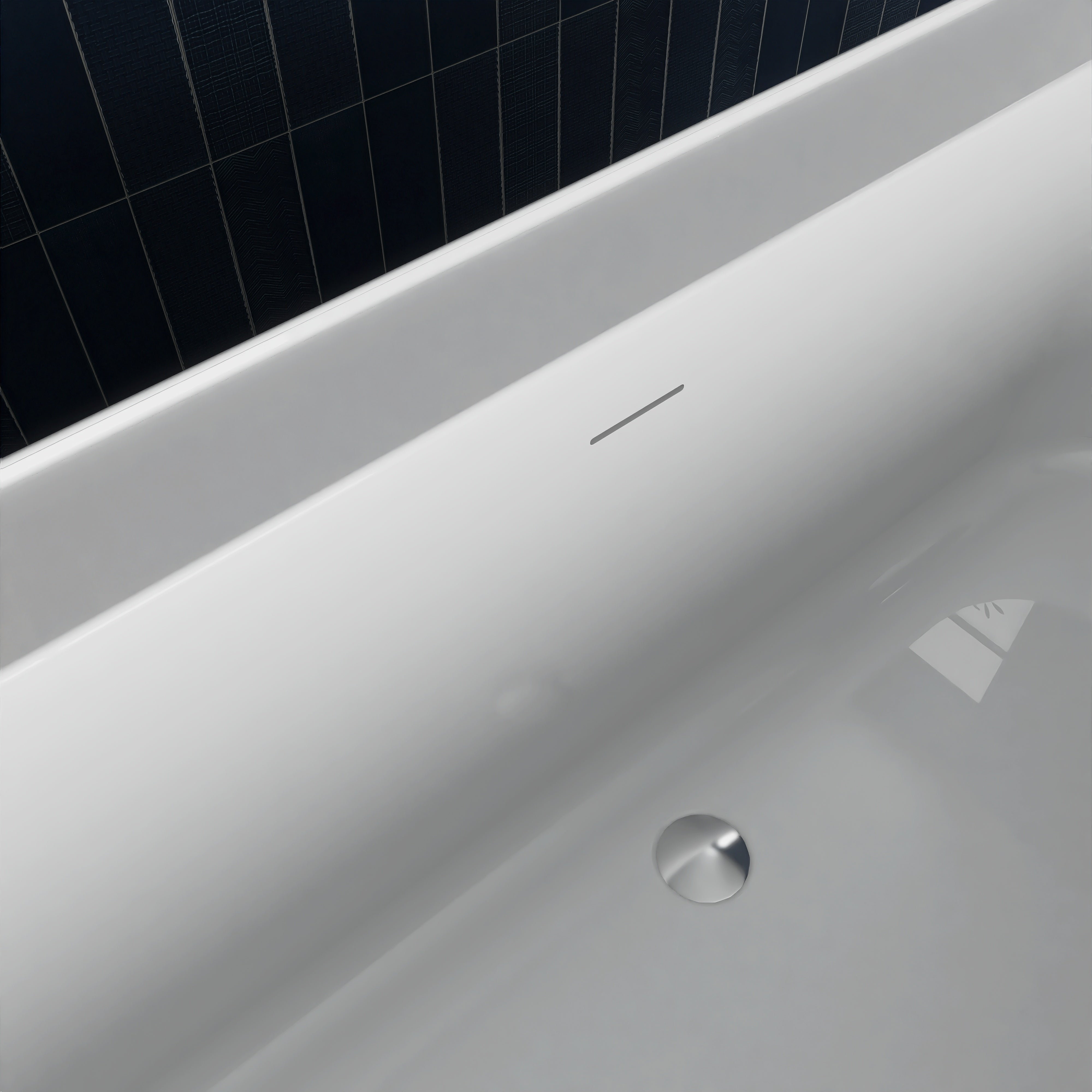 Soaking Bathtub with Center Drain in Glossy White