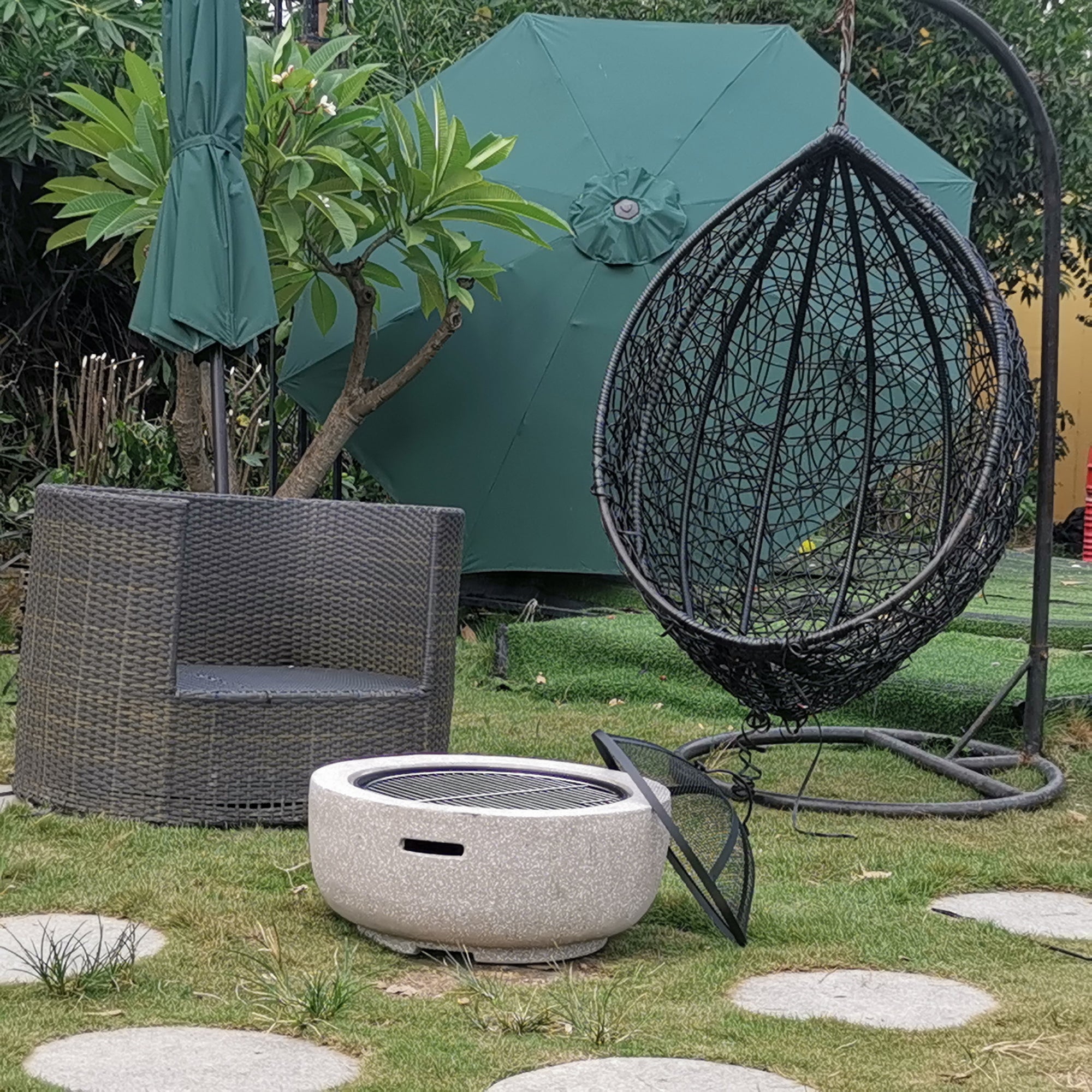 Round Faux Stone Outdoor Fire Pit with Fire Screen