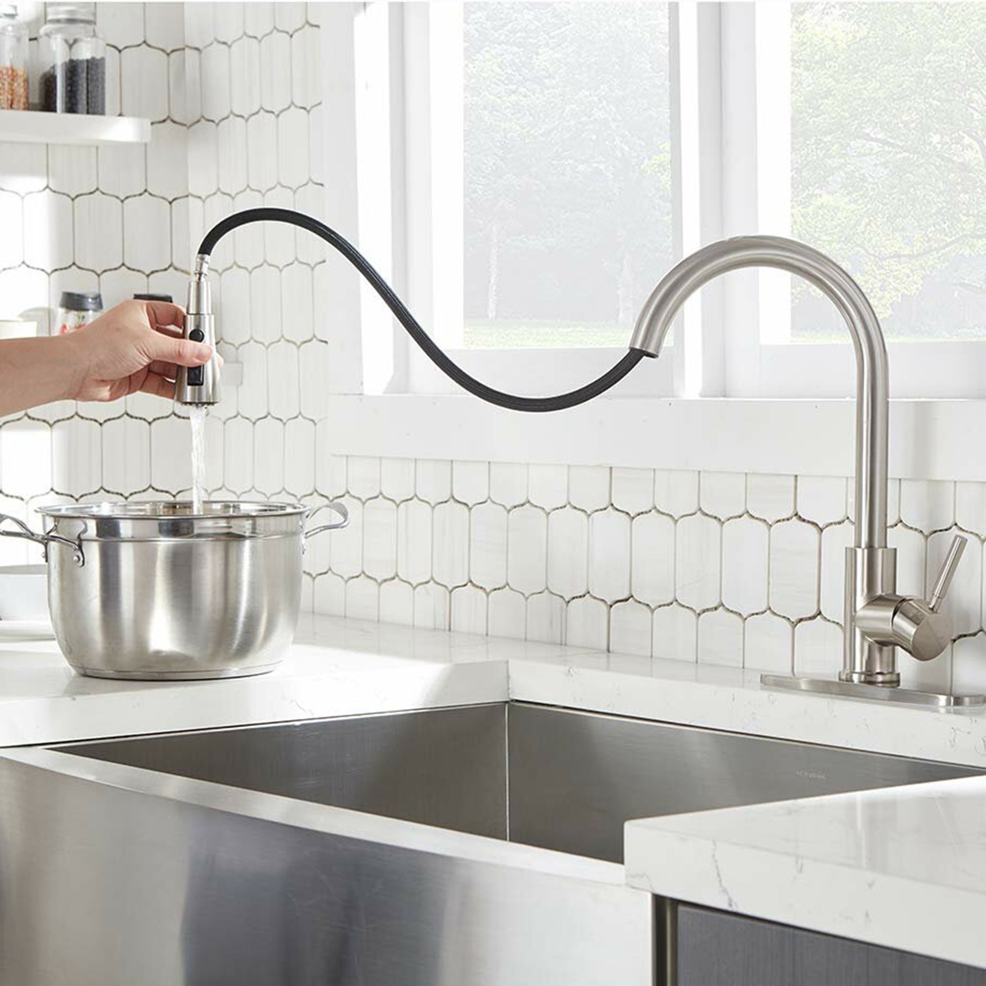 Single Handle Deck Mounted High Arc Pull Down Kitchen Faucet with Sprayer