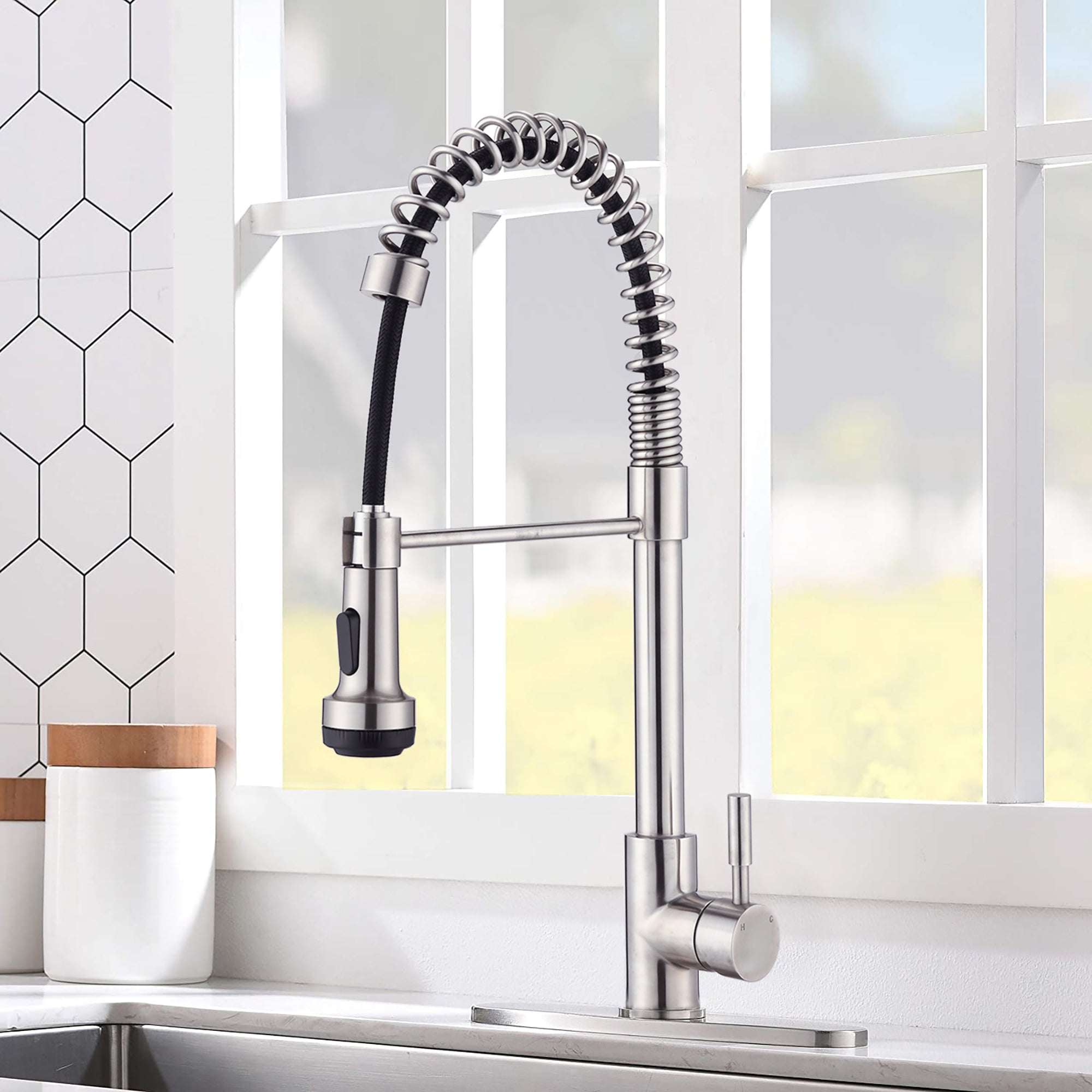 Single Handle Deck Mounted Spring Neck Pull Down Kitchen Faucet with Deckplate