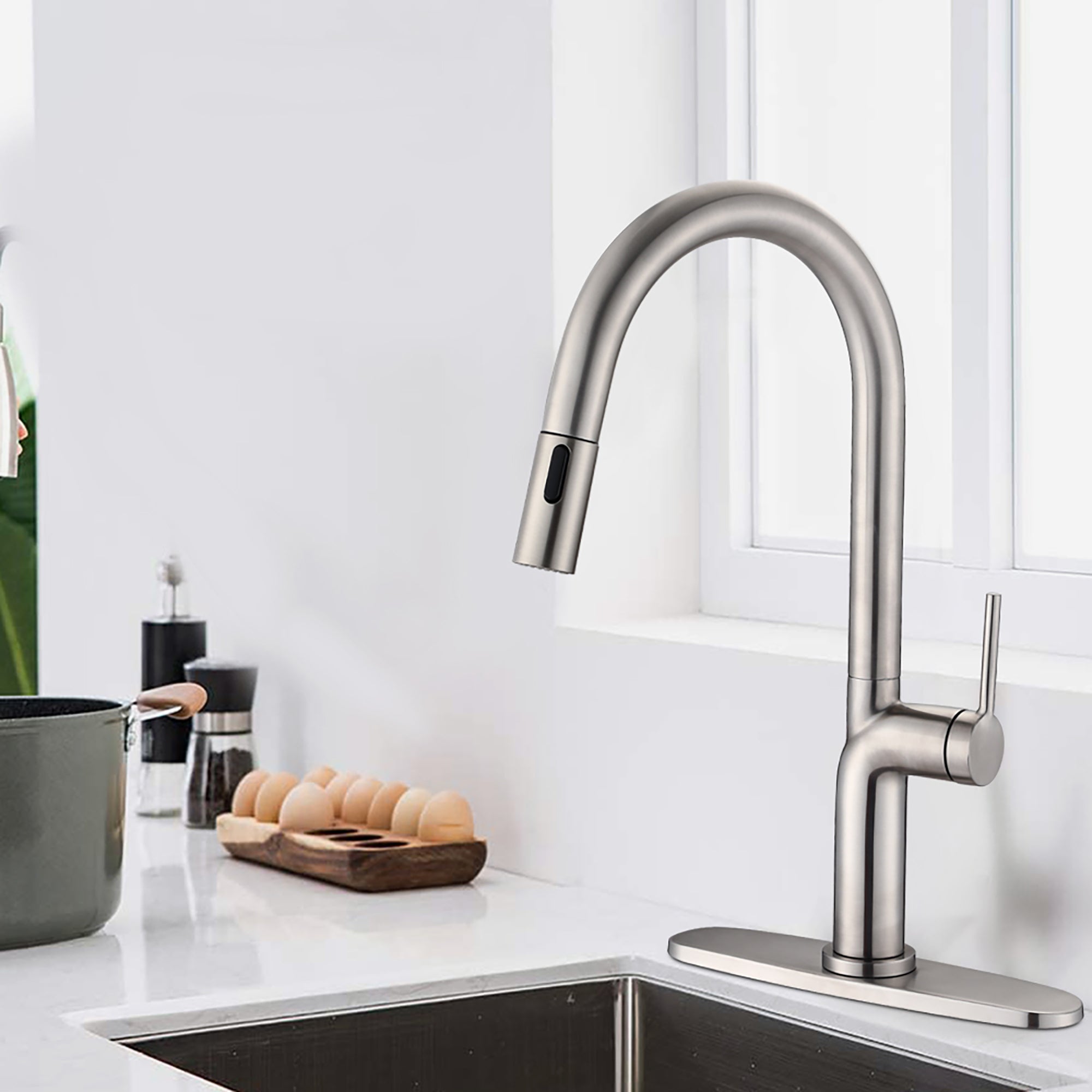Single Handle Deck Mounted High Arc Pull Down Kitchen Faucet with Deckplate