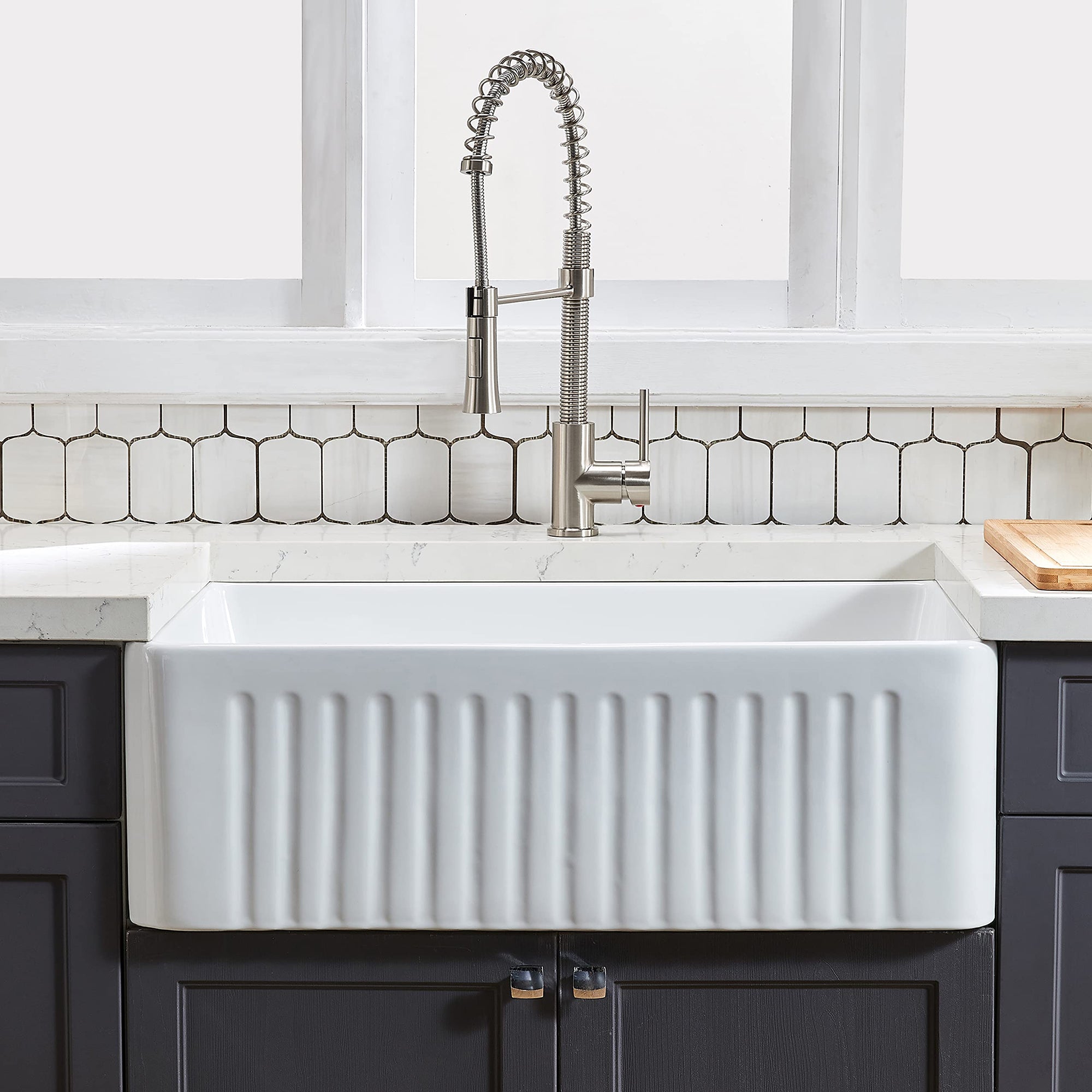 White Fireclay 33 in. Single Bowl Farmhouse Apron Kitchen Sink with Accessories