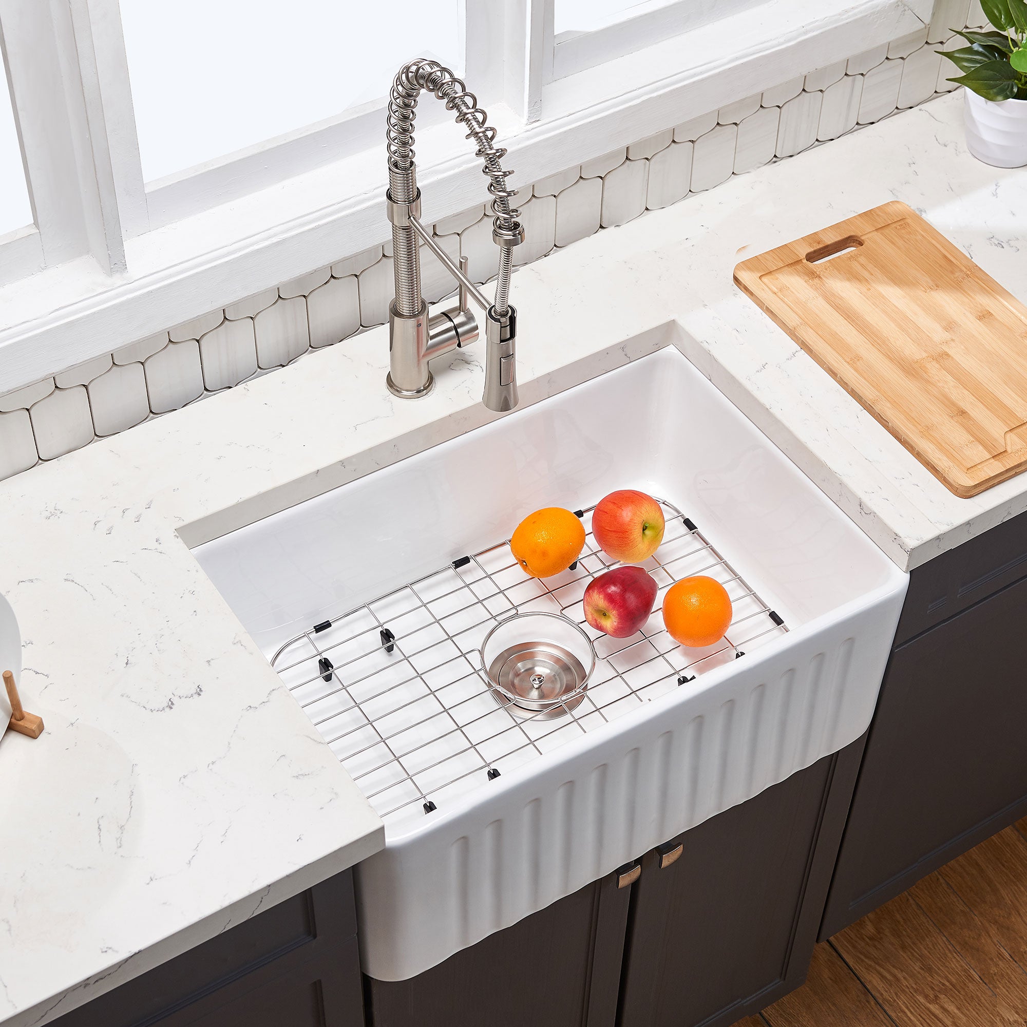 White Fireclay 33 in. Single Bowl Farmhouse Apron Kitchen Sink with Accessories